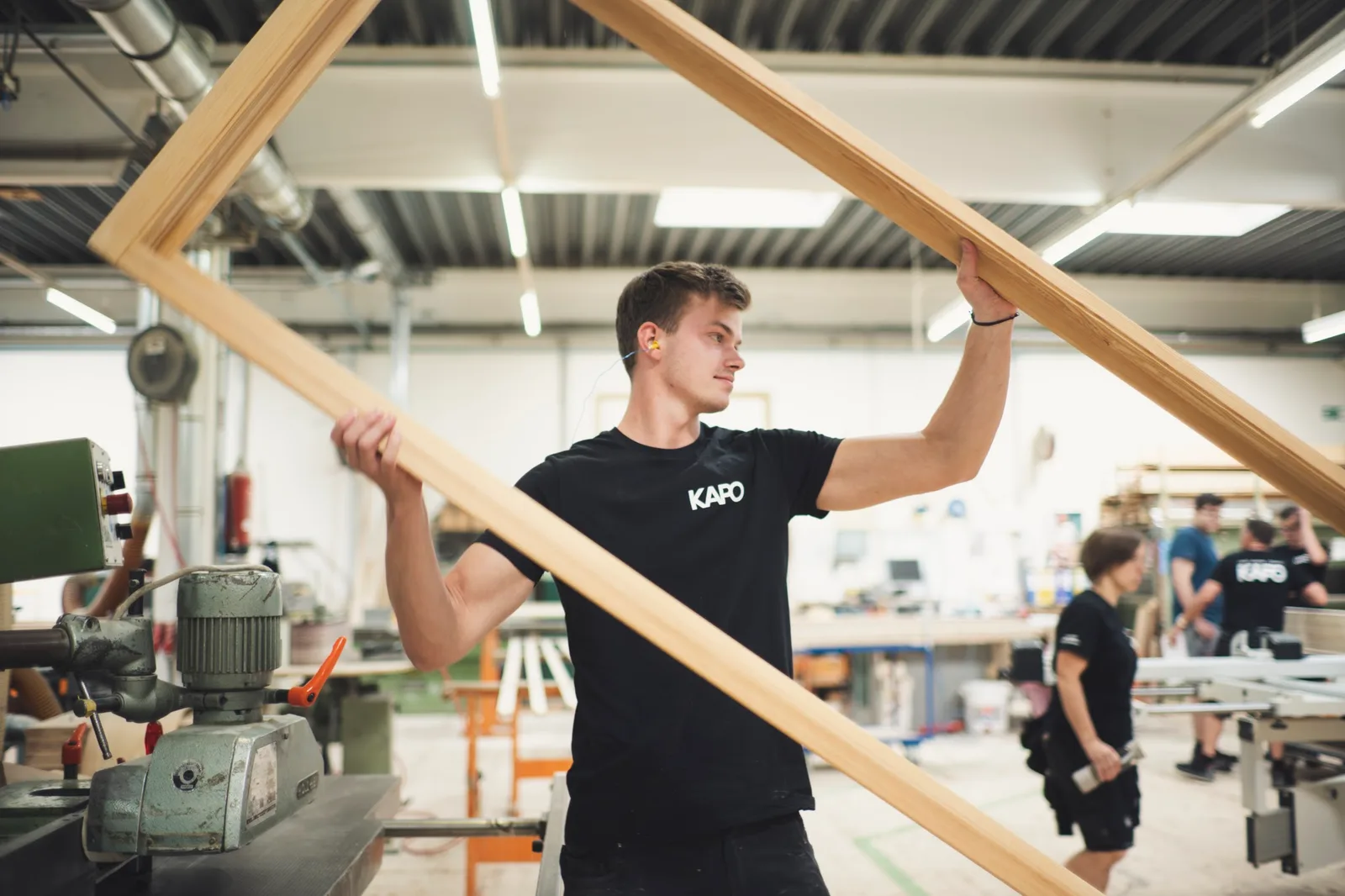 Tischler fertigt in der KAPO Werkstatt einen Holzrahmen