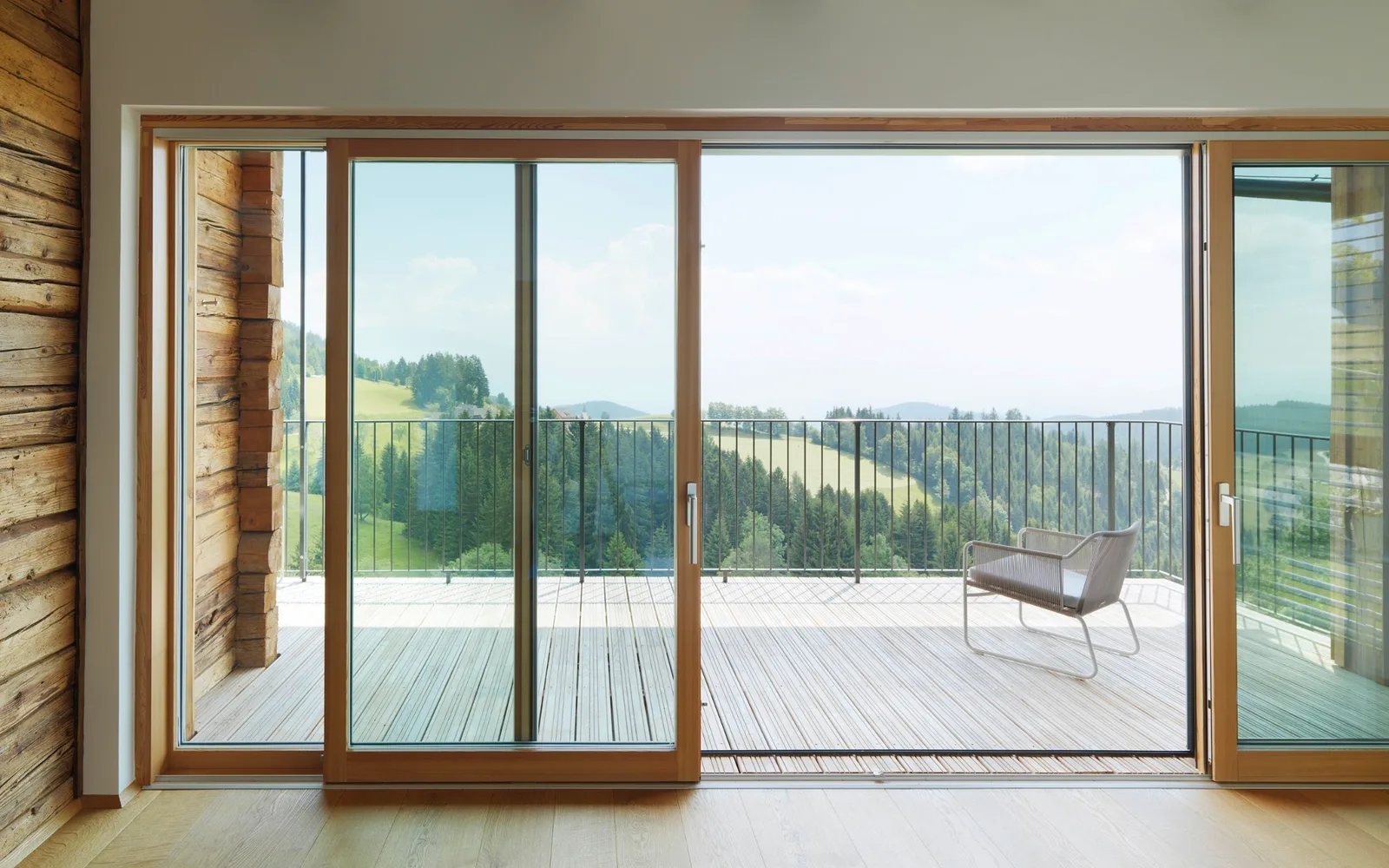 Großformatige Holz-Schiebetür mit Bergblick